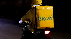Compania care operează Glovo în Italia, plasată sub control judiciar pentru exploatarea curierilor