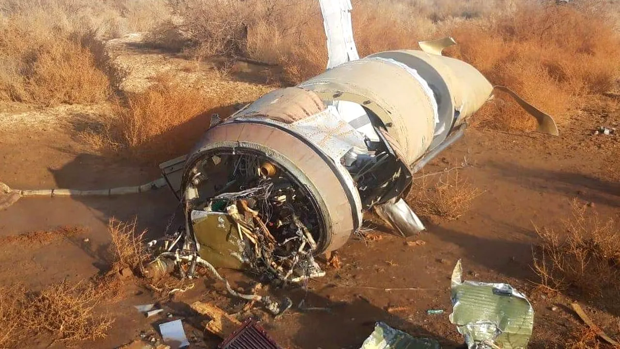 Una dintre rachetele lansate de Iran, găsită neexplodată pe un câmp, la 40 de kilometri distanţă de baza Al-Assad. FOTO