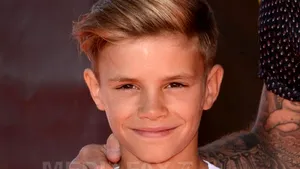 Romeo Beckham l-a depăşit pe tatăl său, David, în topul GQ al celor mai eleganţi bărbaţi din lume