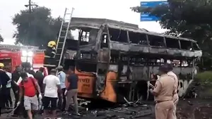 Cel puţin 12 persoane au murit şi alte două sunt în stare critică după ce un autobuz a luat foc în India 