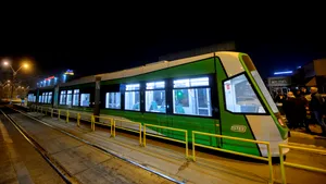 Accident în Pasajul Victoriei. Au fost implicate un tramvai și un autobuz