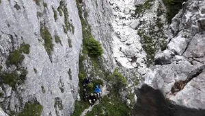 FOTO | 11 turişti din Ungaria, recuperaţi de jandarmi şi salvamontişti, în urma unei intervenţii de 8 ore, după ce s-au rătăcit în masivul Piatra Craiului