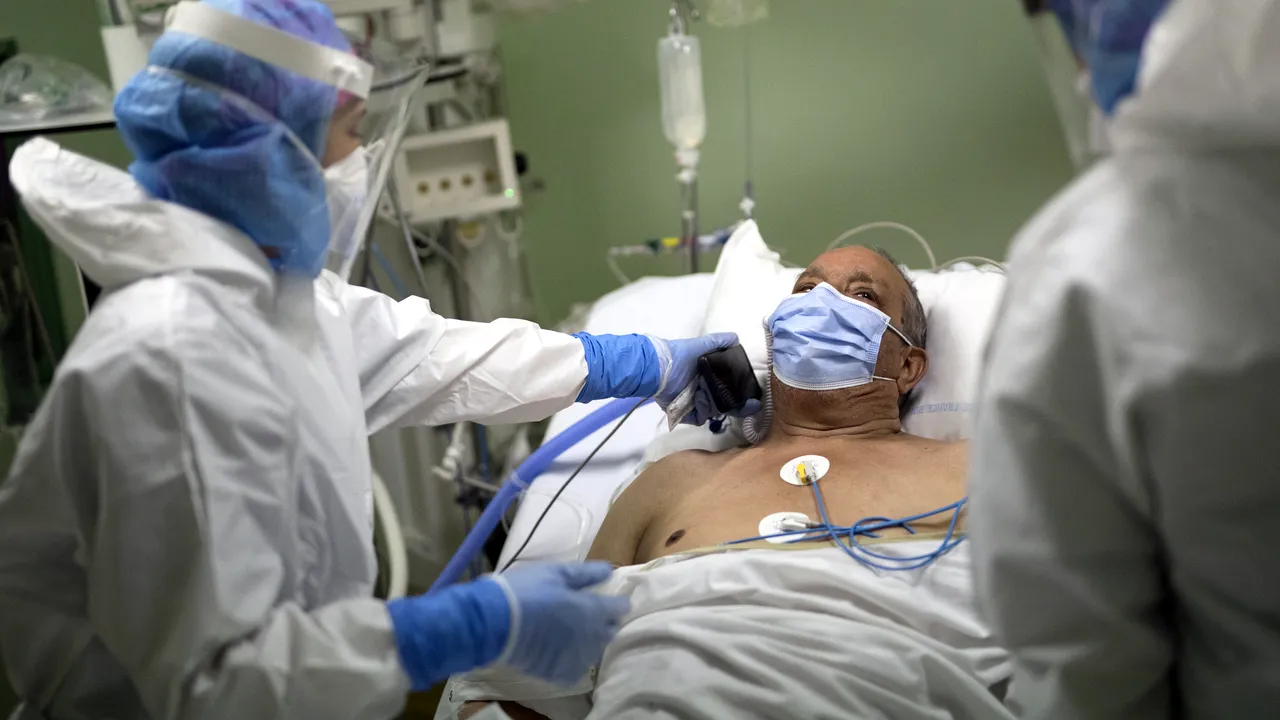 Un preot luptă alături de medici pentru salvarea pacienţilor de la secţia de Terapie Intensivă