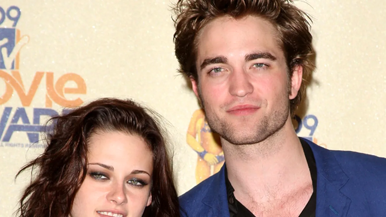 Robert Pattinson şi Kristen Stewart au recunoscut că formează un cuplu