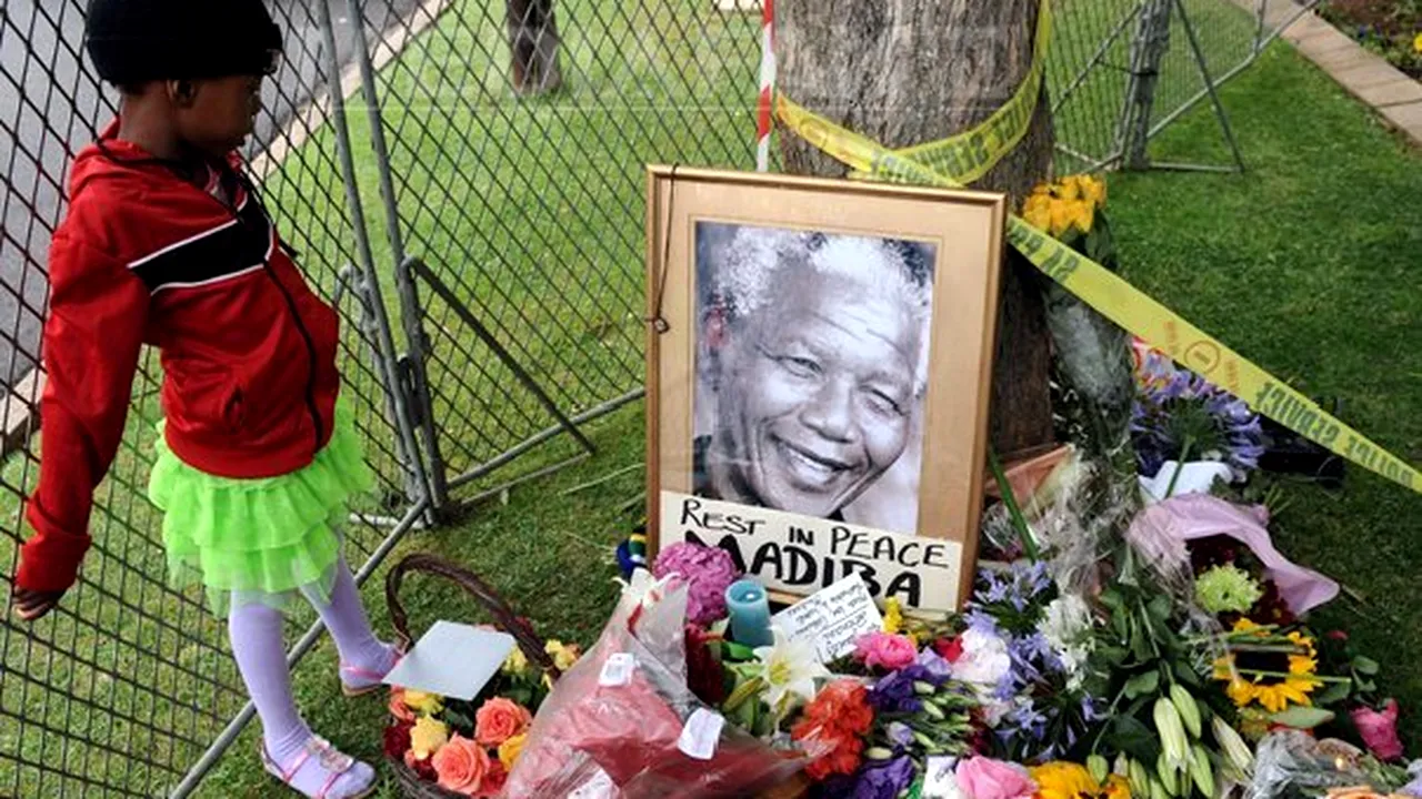 Persoane obişnuite din întreaga lume îi aduc un omagiu lui Nelson Mandela - GALERIE FOTO