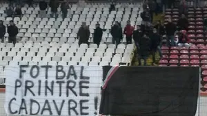 Bannere cu numele victimelor tragediei din Colectiv, arborate la meciul Dinamo - FC Viitorul - FOTO