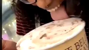 ALERTĂ alimentară într-un magazin: O tânără s-a filmat în timp ce a deschis o cutie de îngheţată şi a lins conţinutul, apoi a pus recipientul înapoi / VIDEO