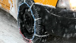 Hunedoara: Traficul este îngreunat din cauza zăpezii şi a poleiului