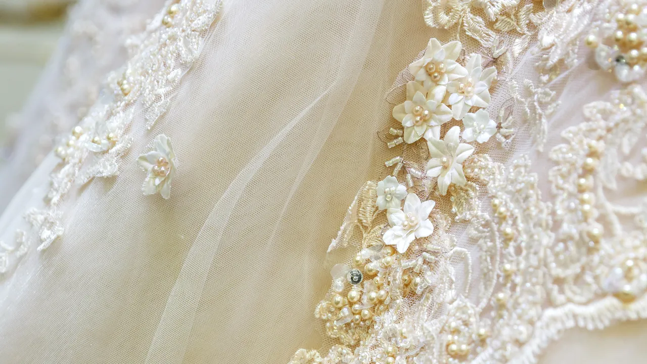 Cum arată rochia de mireasă perfectă? Piesa de vestimentaţie este unicat, are cristale şi broderii manuale şi este expusă în premieră în România - GALERIE FOTO
