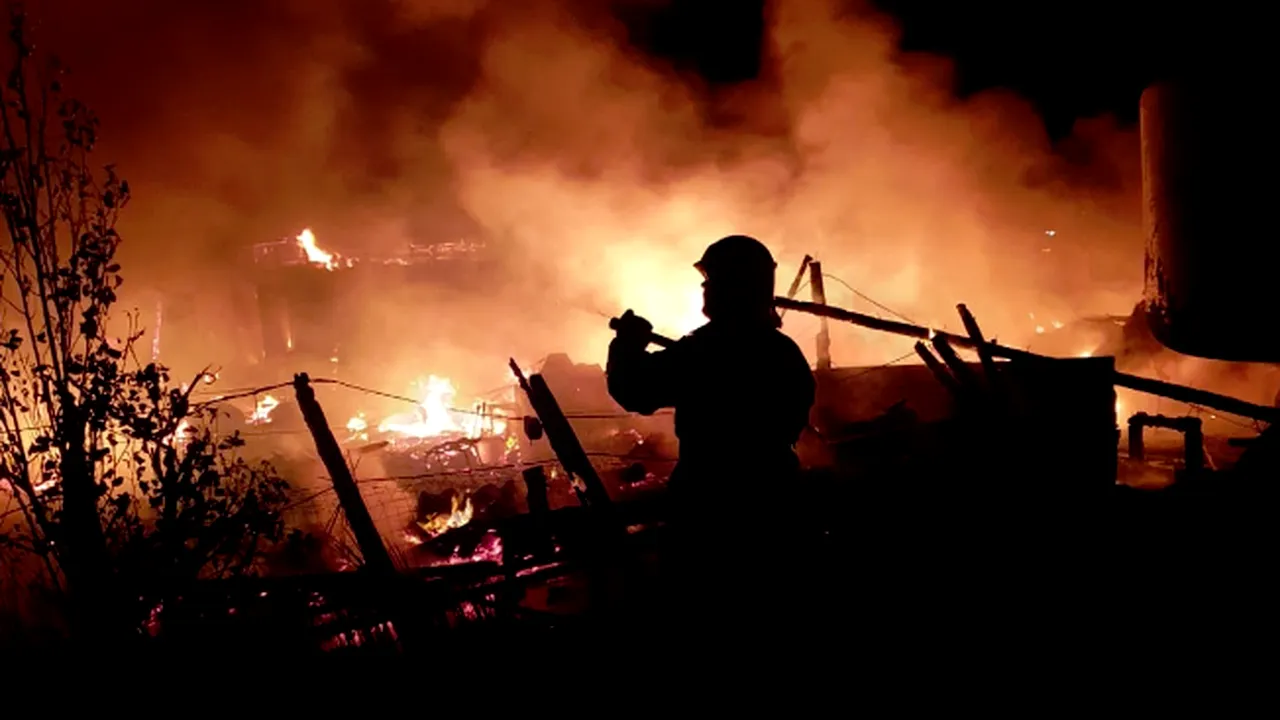 Incendiu puternic: Trei maşini şi mai multe barăci au ars la o pescărie din Năvodari - FOTO