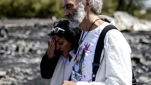 Un cuplu australian vizitează locul unde s-a prăbuşit MH17 în estul Ucrainei