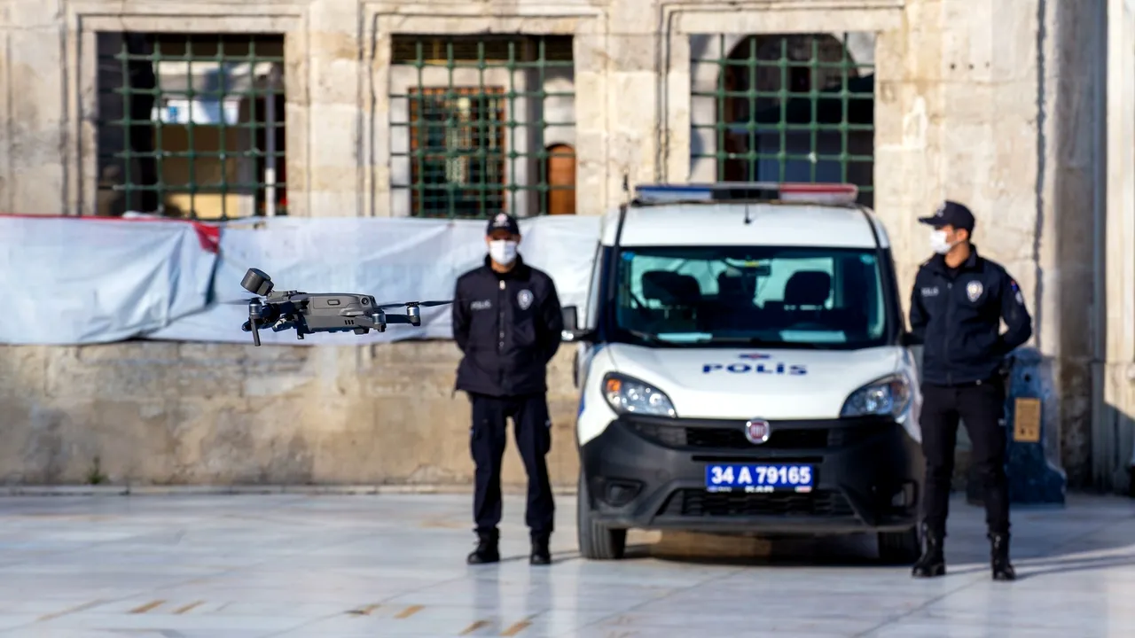 Mai mulţi suspecţi, arestaţi în Turcia după scufundarea ambarcaţiune care transporta 55-60 de imigranţi 