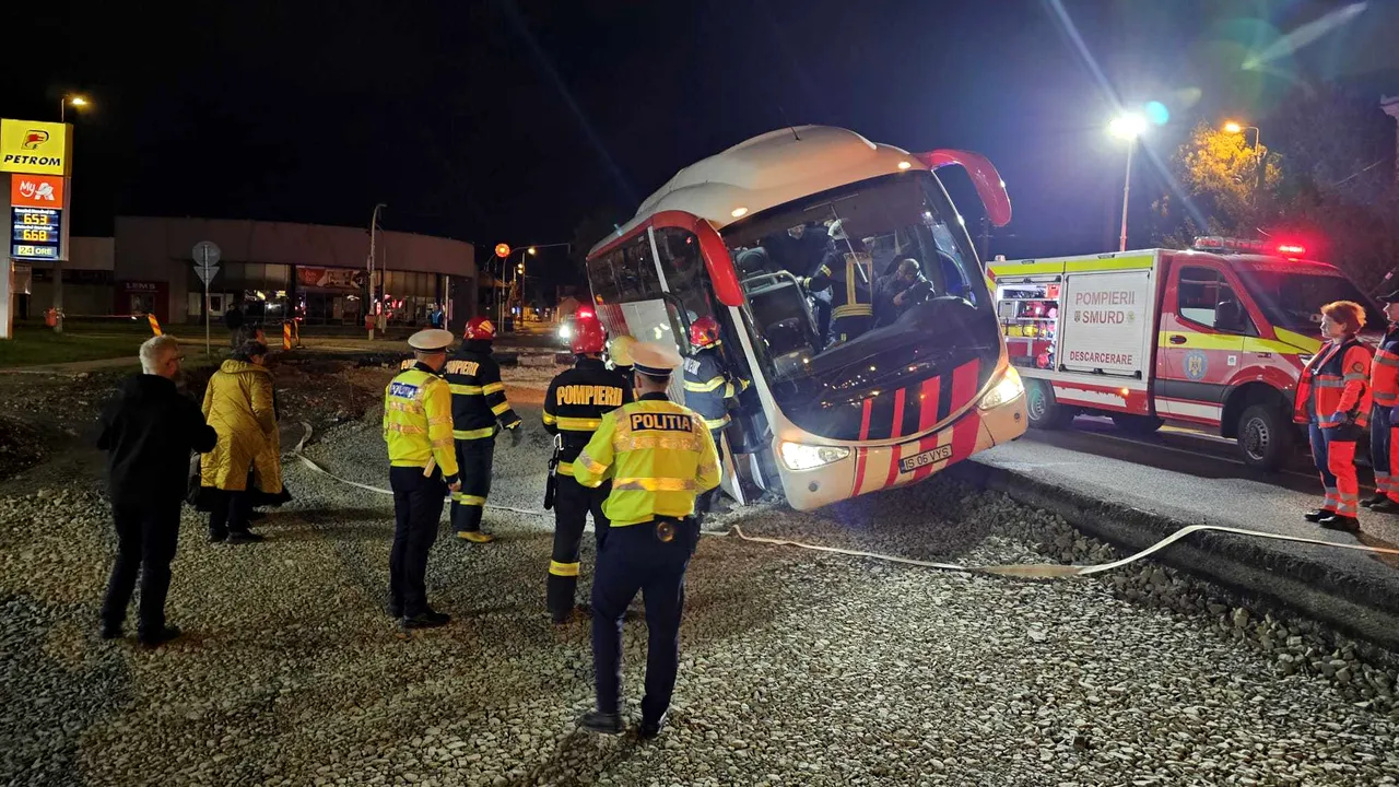 Alba: Un autocar cu 55 de pasageri la bord a derapat