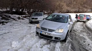 Locuitorii unui sat izolat se întorc împotriva Primăriei pentru că nu a deszăpezit drumul - FOTO