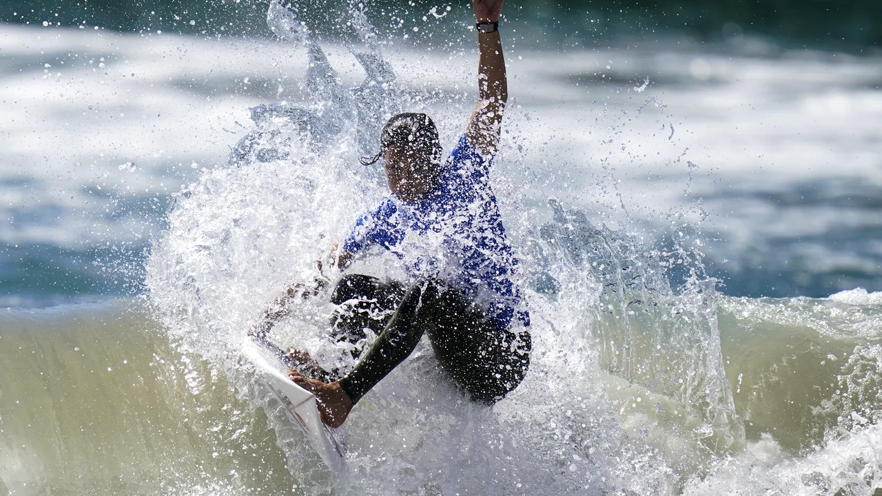 Patru australieni şi doi indonezieni, salvaţi după ce au plutit 38 de ore pe plăci de surf