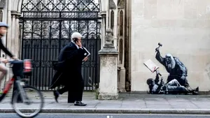 Judecătorul care bate un protestatar, opera lui Banksy, îndepărtată de pe fațada tribunalului Londra