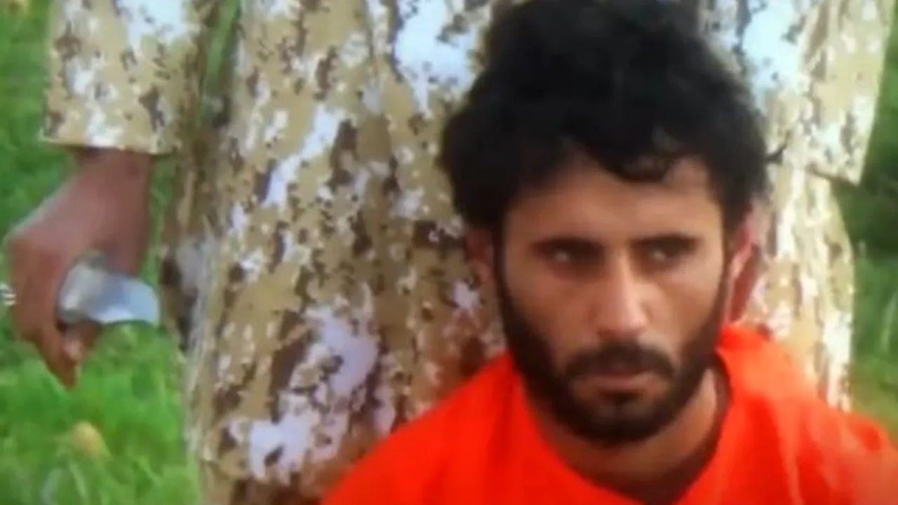 Militanţi SI asistaţi de minori în timp ce decapitează bărbaţi şiiţi, într-o nouă înregistrare video - FOTO