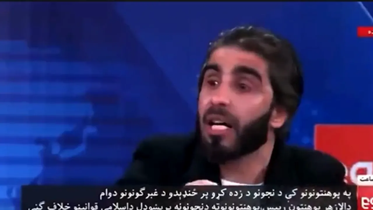 Un profesor universitar din Kabul şi-a rupt diplomele în direct la televiziunea din Afganistan