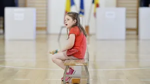 ALEGERI 2019, prin ochi de copil. Un altfel de VOT sau cum au mers cei mici cu părinţii la alegeri | GALERIE FOTO 