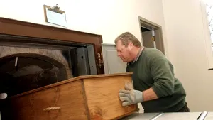 Descoperire ALARMANTĂ făcută într-un crematoriu în care a fost incinerat un bărbat care a murit de cancer