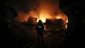 Incendiu masiv la un depozit de containere din Bangladesh. Au murit cel puţin 49 de persoane inclusiv 9 pompieri