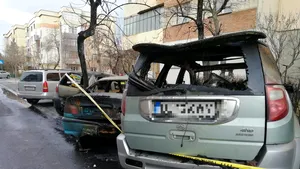 FOTO şi VIDEO: Maşini arse pe o stradă din Craiova. Pompierii au stabilit cum a pornit incendiul 