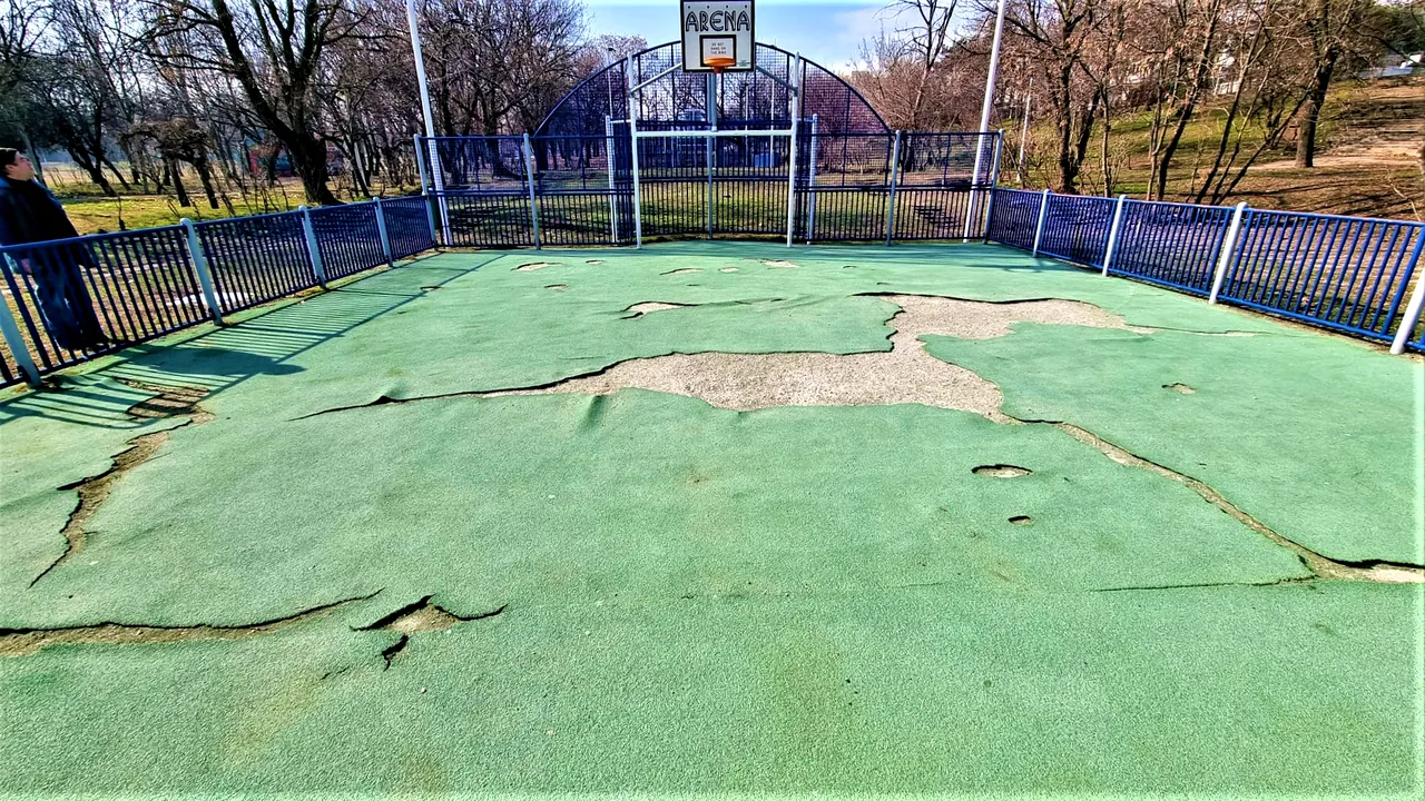 Cele 10 terenuri de sport din parcurile administrate de ALPAB, reparate după 12 ani