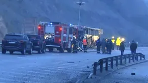 Incendiu într-un autobuz din Bulgaria. Cel puţin 46 de persoane au decedat