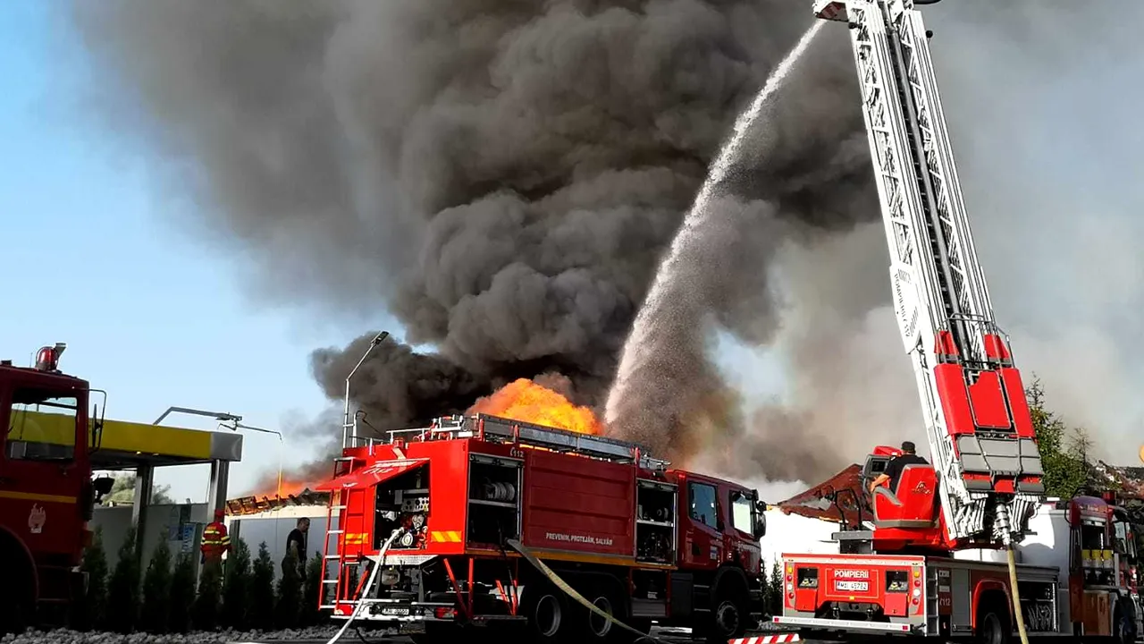 Incendiu VIOLENT în Piteşti. Un fost restaurant riscă să se prăbuşească