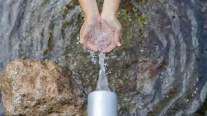 Izvoare minerale de la Slănic Moldova, redeschise după ani de litigii: sistemul de distribuire a apei are protecţie anti-îngheţ, nu afectează proprietăţile minerale naturale / Afecţiunile pentru care sunt indicate