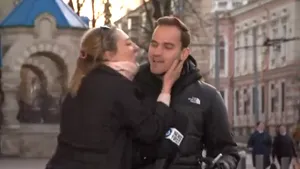 Un jurnalist australian de război a păţit-o paşnic la Chişinău: a fost sărutat în direct la TV