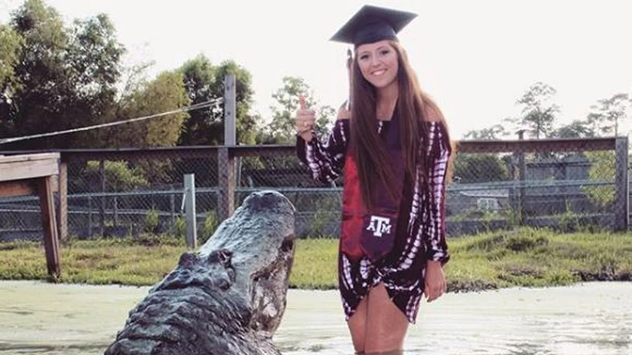INEDIT: Un aligator uriaş apare în fotografiile de absolvire ale unei studente