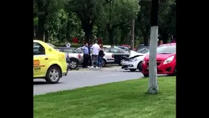 Un echipaj de poliţie, implicat într-un accident rutier în Capitală. O persoană rănită