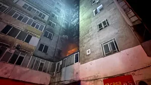 Incendiu uriaş în sectorul 5: focul s-a extins de la etajul 2 la etajul 10 / 112 persoane de persoane evacuate