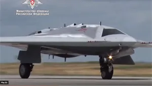 Rusia a prezentat o înregistrare a primului zbor efectuat de drona invizibilă pe radar Suhoi S-70 Okhotnik-B