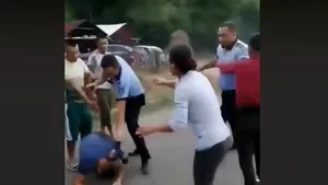 Scandal în toată regula la Sălaj. Oamenii legii s-au bătut cu localnicii şi au folosit spray lacrimogen/ De la ce a pornit totul | VIDEO