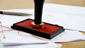 Un minister din România anunţă că renunţă oficial la ştampilă