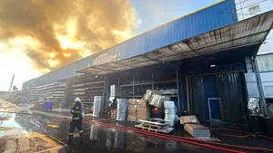 UPDATE: Incendiu de proporții în sectorul 6: degajări mari de fum