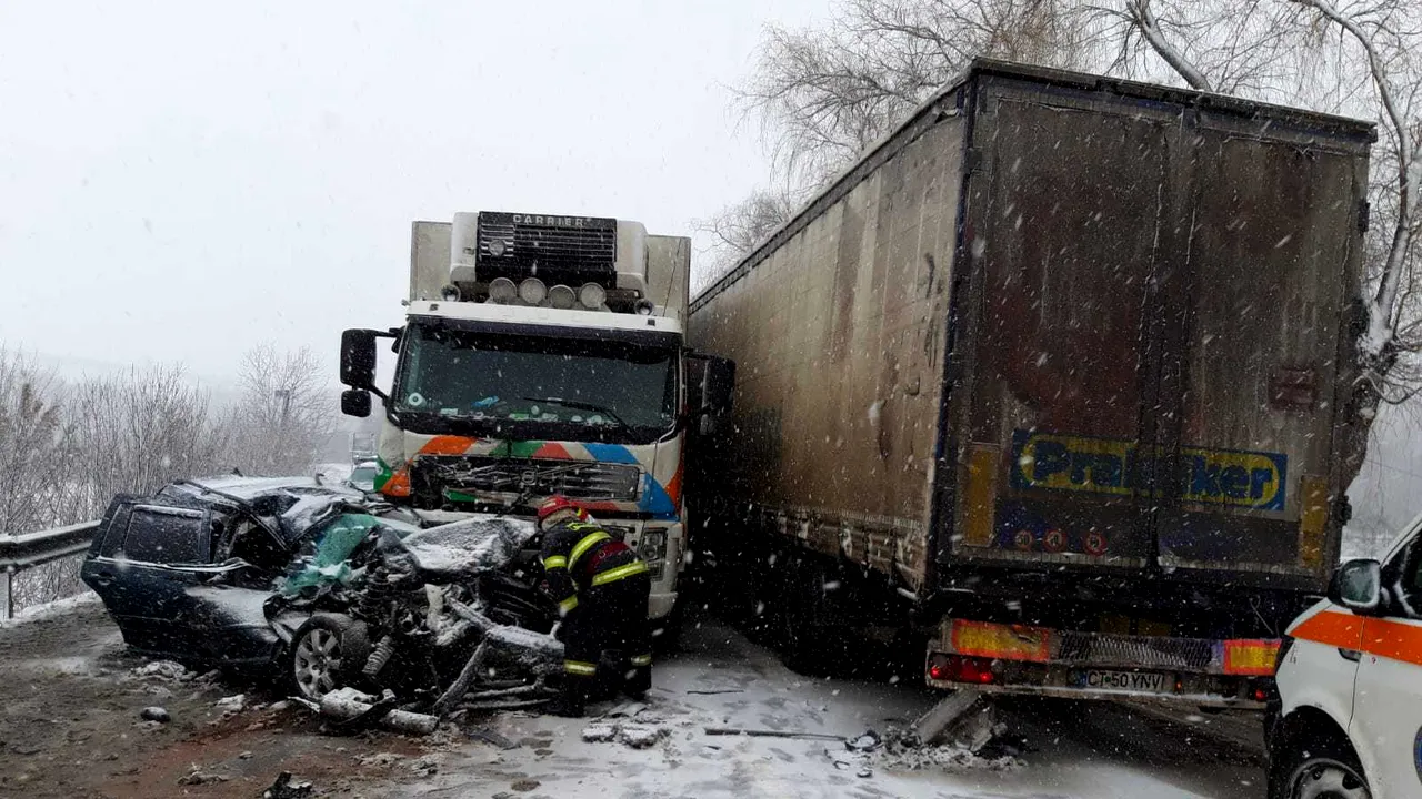 Şapte oameni, între care 2 copii, răniţi în impactul dintre două camioane şi o maşină, în Fălticeni | FOTO