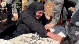 Imagini dramatice în Israel. Un parc se ridică pe un cimitir, rudele s-au agaţăt de morminte