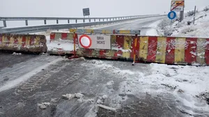 INFOTRAFIC: Transalpina închisă din nou din cauza zăpezii depuse pe carosabil. Unde este impusă restricția de circulație