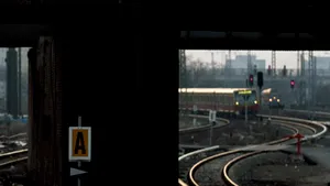 Peste 80 de trenuri, întârziate din cauza unui bărbat care a adormit sub un pod de cale ferată