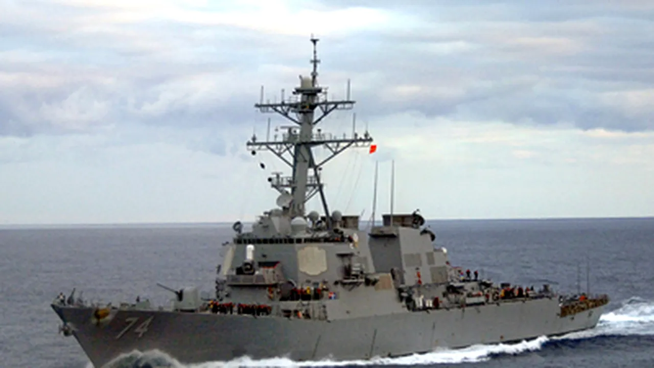 Distrugătorul american USS McFaul se îndreaptă spre portul Poti