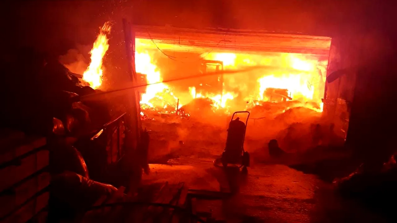 Harghita: Incendiu cu degajări mari de fum la o fabrică de prelucrare a laptelui