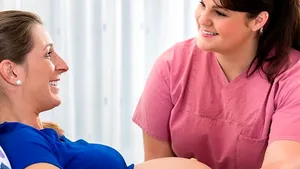 Moaşele din România îi cer ministrului Sănătăţii redeschiderea programelor de educaţie şi formare a moaşelor în cadrul instituţiilor de învăţământ medical: „Există riscul extincţiei profesiei de moaşă”