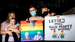 Ministerul Justiţiei din Polonia interzice total adopţia pentru cuplurile homosexuale