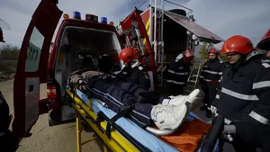 Turist străin accidentat, dus 5 km pe jos, cu targa