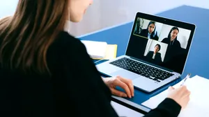 Paradox la locul de muncă. O tânără a fost concediată pentru că venea înaintea tuturor la serviciu