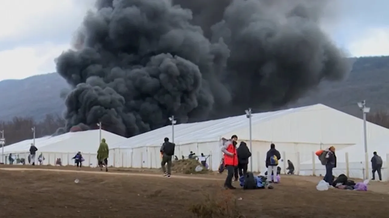 VIDEO Incendiu de amploare într-un centru pentru imigranţi din Bosnia-Herţegovina 
