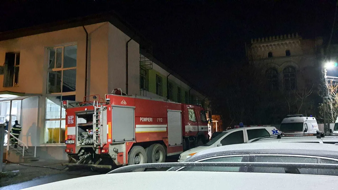 Incendiu la Secţia de Psihiatrie a Spitalului Municipal Roman: Doi pacienţi şi două cadre medicale au suferit uşoare intoxicaţii cu monoxid de carbon